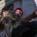 Mentre parliamo diverse persone si fermano a chiedergli come sta...